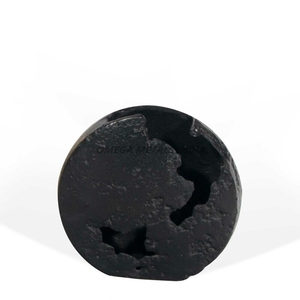 Vase personnalisé en métal noir mat avec forme unique et surface en bois texturé Style de décoration intérieure contemporaine - Product Image 1