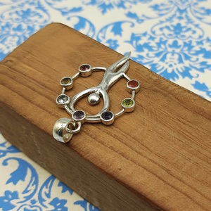 925 Pendentif Chakra en argent fait main avec Malachite Turquoise Améthyste Cornaline Larimar Onyx noir et Quartz Rose Bijoux de guérison - Product Image 3