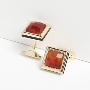 Un par de gemelos chapados en oro de 18 quilates para hombre con piedras preciosas facetadas de ágata roja Fengshui (MSDADOG006) de la colección Tinh Vu - Product Image 4