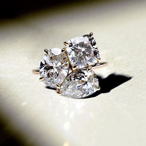 Bague de fiançailles à trois pierres pour femme élégante et audacieuse de 4.30 ct en or 18 carats avec coussin de poire ovale coupe Moissanite diamant GRA certificat - Product Image 1