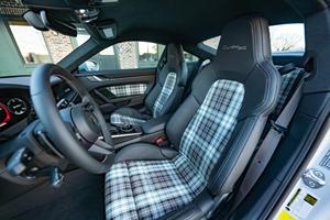 วัสดุตกแต่งภายในสไตล์เฮอริเทจของรถปอร์เช่ 911 เทอร์โบ รุ่นปี 2025 ที่เคลื่อนไหวไปมาอย่างรวดเร็ว - Product Image 4