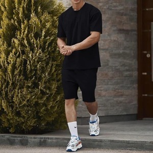 Ensembles personnalisés de t-shirts et shorts de luxe en gros 100% coton ensemble de shorts et t-shirts 2 pièces d'été pour hommes teints en couleur unie - Product Image 5