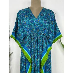 Caftán vintage azul turquesa, vestido bohemio de seda reciclada, largo y fluido, para la playa, con estampado floral, para cubrir el traje de baño - Product Image 2