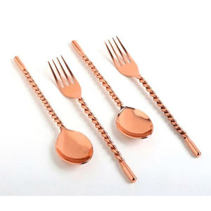 Ensemble de couverts élégant en acier inoxydable et cuivre avec poignée tressée, parfait pour les mariages et la décoration de salle à manger élégante - Product Image 2