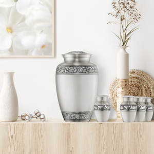 Urnes commémoratives en gros avec urnes de taille adulte de crémation humaine faites à la main à la mode pour les utilisations funéraires par les exportateurs - Product Image 4