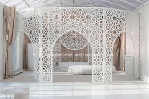 เสาแต่งงานแบบตัดเลเซอร์สีขาวหรูหรา สไตล์วิคตอเรียน กำลังเป็นที่นิยมในสหราชอาณาจักร  ทำจากโลหะทนทาน พร้อมตกแต่ง  จัดวางได้ในแคลิฟอร์เนีย - Product Image 2