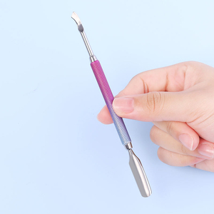 Pousse-cuticules professionnel en acier inoxydable, durable, léger, finition mate, manche antidérapant, double usage, réutilisable, de bonne qualité - Product Image 5