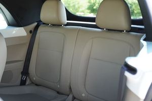 2013 Volkswagen Beetle 2.5L con caja de cambios automática Asientos de cuero Dirección izquierda Cámara trasera R17 Ruedas de aleación - Product Image 3