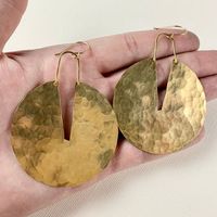 Boucles d'oreilles en laiton rustique pour femmes avec une texture brute martelée idéale pour les styles bohèmes terreux et les collections de bijoux faits à la main
