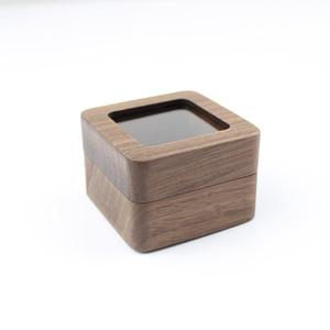 Vente en gros de mini boîte rectangulaire rétro à bibelots en bois de noyer boîte cadeau pour bague de mariage à fente unique avec doublure en velours - Product Image 1