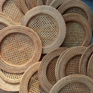 Cargador de ratán hecho a mano Proveedor de pedidos a granel Placa de comedor ecológica para Hotel Resort Durable Ligero Vietnam - Product Image 3