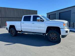 GMC Sierra 2500HD Denali Crew Cab SB 4WD 2018 Usada en Buen Estado - Product Image 6