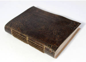 Journal en cuir de chèvre relié à la main, en papier Lokta, avec un 'pied symbolique' de Bouddha gravé sur la couverture - Product Image 3