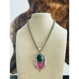 Pendentif religieux Eugene Belone en malachite et argent sterling avec sertissage clos, bijoux en or et perles d'Inde - Product Image 1