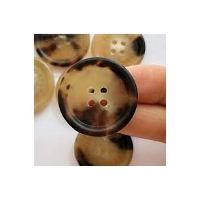 Bouton en corne classique de couleur véritable pour manteau et veste Dernier logo en résine imprimée Accessoires de couture Bouton de tailleur pour tissu - Product Image 6