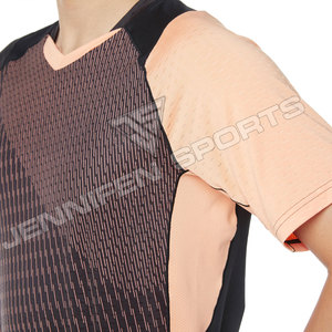 เสื้อยืดพิมพ์ลายซับลิเมชั่นคุณภาพสูงสำหรับผู้ชาย ผลิตจากโพลีเอสเตอร์ 100% รับออกแบบโลโก้ OEM แห้งเร็ว น้ำหนักเบา ระบายอากาศได้ดี เหมาะสำหรับใส่ลำลอง - Product Image 4