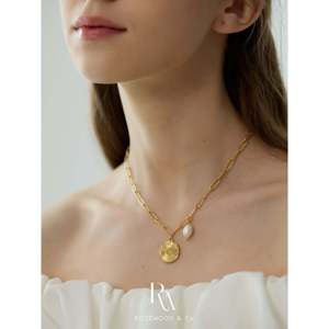 สร้อยคอจี้แบบเชื่อมต่อชุบทอง 18K สไตล์วินเทจ พร้อมเหรียญทองคำแท้ประดับมุกแท้ ดีไซน์ทันสมัย - Product Image 6