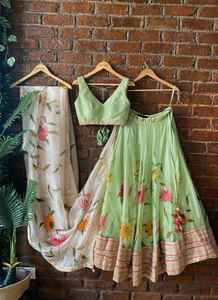 Elegante señoras indio étnico satén Lehenga Choli con duppatta traje largo de moda para boda y fiesta últimos diseños para adultos - Product Image 4