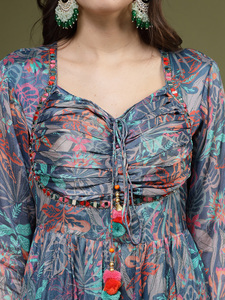Ensemble de robe Anarkali prête-à-porter de qualité supérieure en crêpe de polyester, longueur genou, col en V, broderie de sequins et travail de miroirs, style indien - Product Image 6