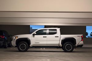 TOYOTA TACOMA TRD OFF-ROAD DOBLE CABINA 4X4 2024 USADO (LHD/RHD) - Product Image 2