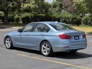 BMW Série 3 320i berline 4 portes automatique 2014, moteur turbo 4L, essence/électrique, sièges en cuir, caméra de recul, phares LED, écran tactile - Product Image 2