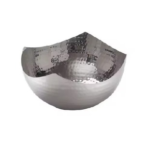 Cuenco de metal plateado hecho a mano con diseño de ondas perfecto para el hogar moderno elegante y la exhibición de centro de mesa festivo - Product Image 1