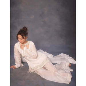 Elegante Vestido Blanco de Gasa para Niñas, Moderno y a la Moda, con Silueta Recta y Cintura Impero - Product Image 6
