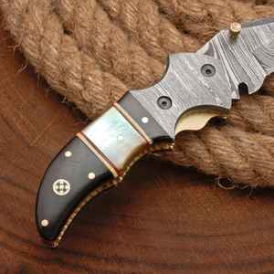 Couteaux pliants de poche en acier Damas faits à la main sur mesure pour le camping et la survie en plein air, personnalisés avec étui en cuir - Product Image 4