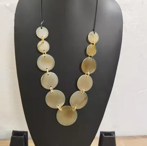 Collar de Moda con Cuentas de Resina Hechas a Mano y Cordón con Cierre de Rosca, Joyería de Resina Abstracta y Minimalista, Colorido - Product Image 5