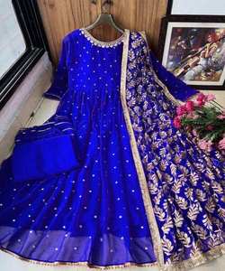 Kurti imprimé à motifs floraux pour les festivals, avec des motifs géométriques et des applications de miroirs pour un style tendance et amusant - Product Image 4