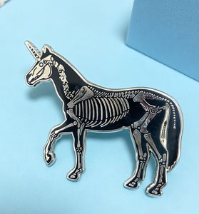 Épingles à revers en émail dur métallique personnalisées - Design de dessin animé peint pour les cadeaux d'anniversaire - Product Image 6