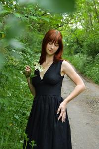 Robe formelle mi-longue en mousseline de soie à col en V sans manches avec jupe évasée à motif floral pour femme - Product Image 4