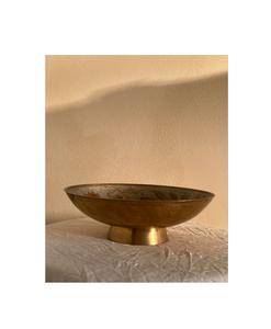 Cuenco de latón grabado con detalles intrincados y acabado brillante diseñado para uso tradicional o Estilo Vintage para el hogar - Product Image 1