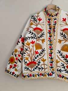 Veste Suzani en coton TNT faite à la main pour femmes, tenue artistique de festival avec broderie ethnique, manteau d'hiver pour style bohème - Product Image 3