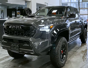 Toyota Tacoma TRD Pro 2025 con potente motor híbrido i-FORCE MAX de alto torque. - Product Image 1