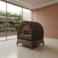 Lit pour animaux de compagnie en velours capitonné de style européen classique, avec un canopy en bois sculpté et des tiroirs, pour villa et hôtel de luxe