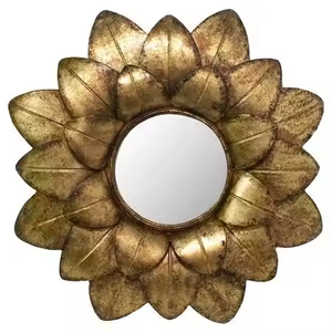 Miroir mural en métal fait main avec finition ornée d'inspiration vintage pour intérieurs de maison artistiques haut de gamme - Product Image 3