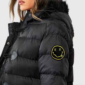 Chaqueta Bomber Personalizada para Mujer con Ribete de Piel de Oveja, Bordado, Transpirable, Procesamiento Crudo, Relleno de Poliéster Acolchado para Invierno - Product Image 4