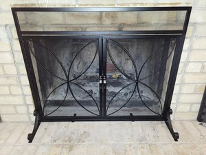 Protector de Chimenea Metálico de Doble Puerta con Diseño Floral Geométrico, Malla Abatible Antichispas, Protector de Hogar Independiente para Chimeneas Interiores - Product Image 3