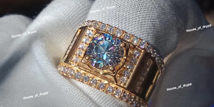 Anillo Ancho de Plata con Diamante Moissanita Redondo en el Centro, Engaste Pavé, Diseño Hip Hop de Lujo - Product Image 2