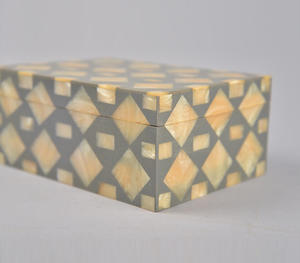 Boîte décorative en bois de luxe artisanale avec un élégant motif géométrique en mosaïque de diamants gris et crème - Product Image 6