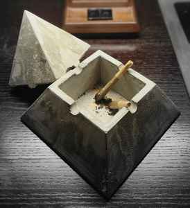 Cendrier en béton personnalisé classique TCE, fait à la main, en ciment solide, durable, réutilisable, pour table, pour la maison, l'hôtel, le café, le bar - Product Image 1