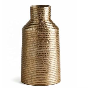 Exquisito florero de aluminio dorado, elegante pieza hecha a mano, ideal como centro de mesa o decoración festiva - Product Image 6