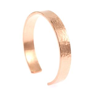 Brazalete Rústico Hecho a Mano de Acero Inoxidable Martillado, Forma de Corazón, Elegante Brazalete Abierto con Detalles de Diamantes y Acabado Texturizado - Product Image 2