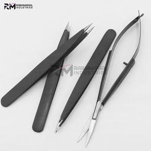 Juego de pinzas para cejas RMI con recubrimiento de polvo negro claro y punta plateada, y tijeras de resorte. - Product Image 5