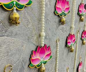 งานศิลปะติดผนังไม้ MDF ลายดอกบัว ดีไซน์โบราณ ทันสมัย เป็นมิตรกับสิ่งแวดล้อม ขนาดสั่งทำได้ เหมาะสำหรับตกแต่งบ้าน ห้องบูชา หรือห้องพุทธสถาน - Product Image 6