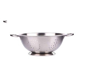 Grande passoire en acier inoxydable avec prise confortable, idéale pour la préparation des repas et la cuisson de grands lots d'ingrédients - Product Image 4