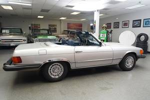 Mercedes-Benz 380SL Convertible de 1981, Años 80, Plateado, 2 Asientos, Interior de Cuero, Transmisión Automática, Neumáticos R15 - Product Image 2