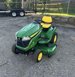 Tractor cortacésped John Deere con cargador frontal y descarga trasera, tractor cortacésped con recogida trasera y 6 cuchillas de mulching. - Product Image 1
