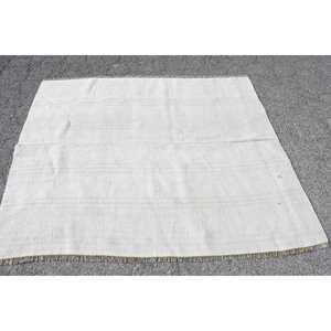 พรมวินเทจ ขนาด 5.6x4.7 ฟุต พรมลายสัตว์สีขาว - Product Image 1